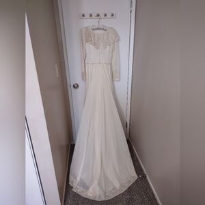 Elegant Vintage Cream Lace Wedding Dress